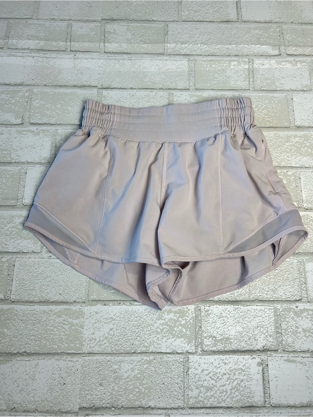 Lululemon Hotty Hot High Rise 2.5 inch Women’s Shorts w/ liner light pink - 2